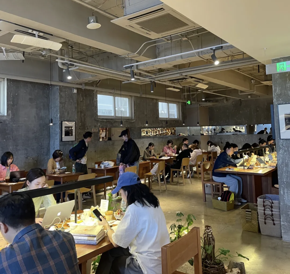 福叁咖啡&小红帽三明治(美术馆店)的环境